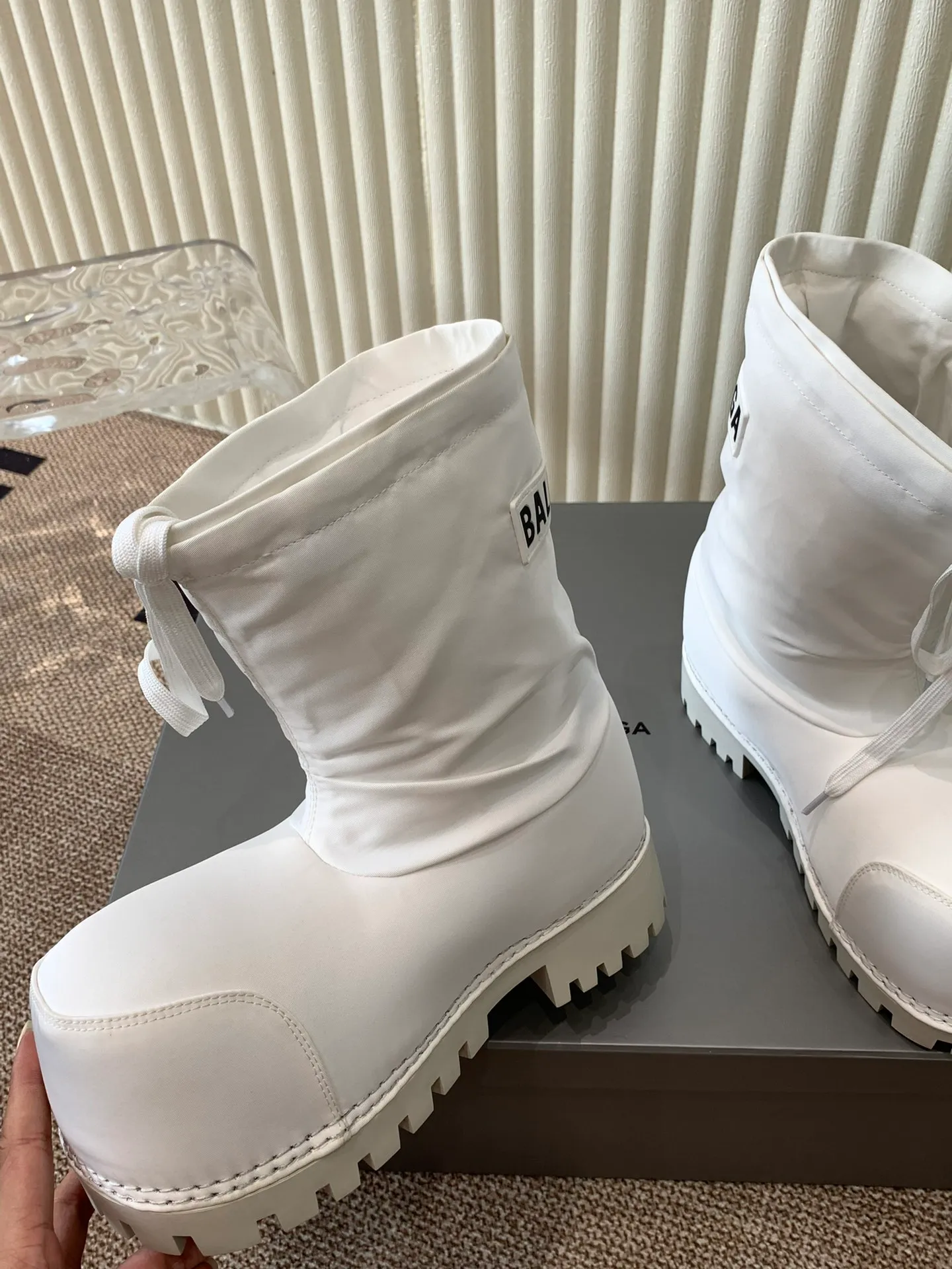 👟👟Ex-factory price 860👟👟 Men +20Balenciaga snow boots‼ ️ 24sS new snow boots for autumn and winter. These big-toe Alaskan boots are so good-looking and super cool. They are full of personality and are so cool. They are a must-have item for fashionable autumn and winter! The upper is made of original customized nylon pure cotton waterproof cloth. The inner liner is removable. The original original letter logo is increased in the sole. Size: 35-45